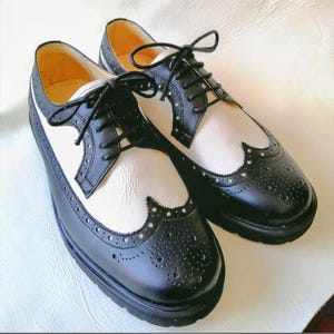 Genuine leather sneakers for men and women. Wingtip sneakers handmade by artisans.　Stylish sneakers with medallion decoration.
