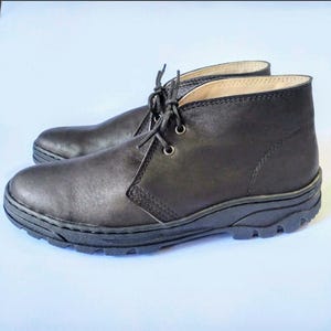Genuine leather boots for men and women. Chukka boots handmade by artisans. The heel is 3.5cm, making it easy to walk in.