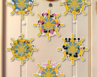 Ímã de porta personalizado com todos os personagens da Disney: Mickey e seus amigos em um cruzeiro com âncora. Ideal para cruzeiros da Disney, estando disponível em diversos modelos e formatos.