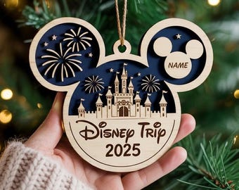Enfeite de Natal personalizado da Disney em madeira, com 2 camadas, para 2025. Enfeite personalizado do Castelo do Magic Kingdom com nome. Presente perfeito para a árvore de Natal da família Disney.