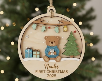 男の子のための初めてのクリスマスオーナメント、かわいいテディベアとクリスマスツリーのオーナメント、パーソナライズされた男の子の新生児ギフト2025、クリスマスの木製オーナメント