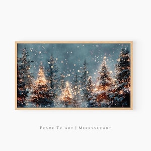 Puede incluir: Una impresión de arte digital de una escena de bosque invernal con abetos cubiertos de nieve iluminados por luces parpadeantes. La obra de arte está enmarcada en un marco de madera clara. El texto en la parte inferior dice "FRAME TV ART | MERRYVUEART".