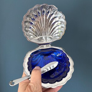 Vintage boter- of kaviaar schelp met uitneembaar bakje en botermesje