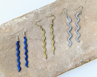 Pendientes de cuero LAW Iiggly: ligeros como una pluma. Brillantes. Llenos de personalidad.