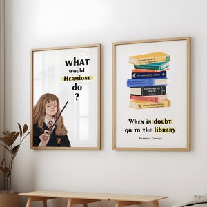 Pode incluir: Duas impressões artísticas emolduradas com molduras de madeira. Uma apresenta Hermione Granger com o texto "What would Hermione do?" A outra mostra uma pilha de livros com o texto "When in doubt go to the library."