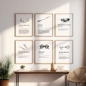 Op de afbeelding: Zes zwart-witte, afdrukbare wandkunstprints met Harry Potter-spreuken en -charmes. Elke print bevat de naam van de spreuk, het type en een eenvoudige illustratie. De spreuken zijn: Expecto Patronum, Accio, Wingardium Leviosa, Expelliarmus, Reparo en Alohomora.