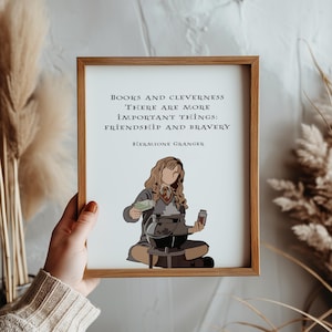 Puede incluir: Una impresi&oacute;n enmarcada en blanco con una cita de Hermione Granger de la serie Harry Potter. La cita dice "Los libros y la inteligencia, hay cosas m&aacute;s importantes: la amistad y la valent&iacute;a." La impresi&oacute;n presenta una ilustraci&oacute;n de dibujos animados de Hermione Granger haciendo una poci&oacute;n.