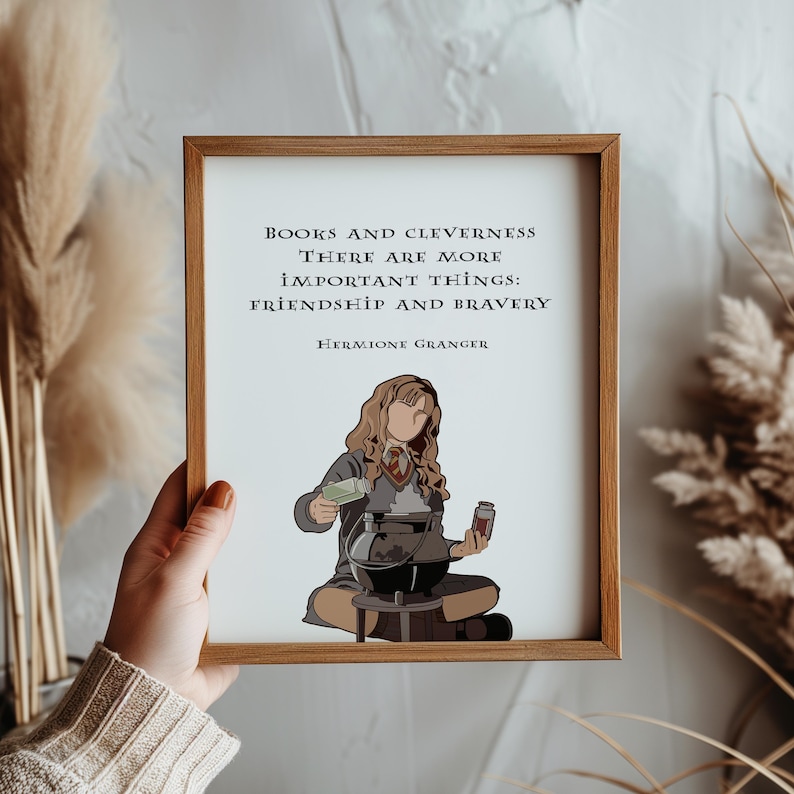 Puede incluir: Una impresi&oacute;n enmarcada en blanco con una cita de Hermione Granger de la serie Harry Potter. La cita dice "Los libros y la inteligencia, hay cosas m&aacute;s importantes: la amistad y la valent&iacute;a." La impresi&oacute;n presenta una ilustraci&oacute;n de dibujos animados de Hermione Granger haciendo una poci&oacute;n.