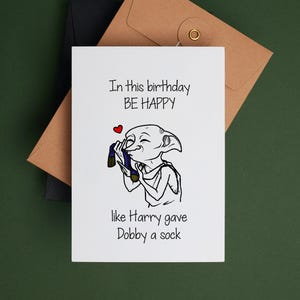 Cartão de aniversário para imprimir - Neste aniversário, seja feliz como Harry deu uma meia para a House ELF - Cartão de aniversário divertido da Magic School