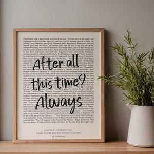 Puede incluir: Una impresión enmarcada que muestra una página de texto de un libro con la cita manuscrita negra After all this time? Always superpuesta en el centro. La parte inferior de la página incluye el texto Chapter 33 The Prince's Tale Harry Potter and the Deathly Hallows J.K. Rowling.