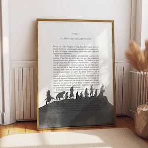 Puede incluir: Una ilustración en blanco y negro de una página de libro con texto de "El Hobbit" de J.R.R. Tolkien. El texto trata sobre la fiesta del cumpleaños número ciento uno de Bilbo Baggins. La ilustración muestra una silueta de hobbits caminando por un sendero.