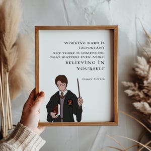 Puede incluir: Una impresi&oacute;n enmarcada en blanco con una cita de Harry Potter. La cita dice "Trabajar duro es importante, pero hay algo que importa a&uacute;n m&aacute;s: Creer en ti mismo." La impresi&oacute;n presenta una ilustraci&oacute;n de dibujos animados de Harry Potter sosteniendo una varita y un libro.