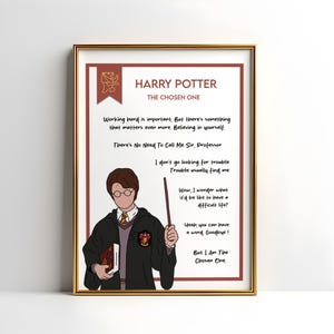 Puede incluir: Una impresión enmarcada con una ilustración de dibujos animados de Harry Potter. La obra de arte incluye citas y el texto "HARRY POTTER THE CHOSEN ONE". La imagen está en un marco dorado.