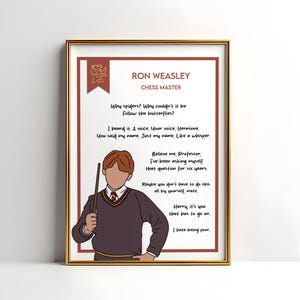 Puede incluir: Una ilustración digital de Ron Weasley de la serie de Harry Potter. Lleva su uniforme de Gryffindor y sostiene una varita mágica. El texto dice "Ron Weasley Maestro del Ajedrez" e incluye citas de los libros.