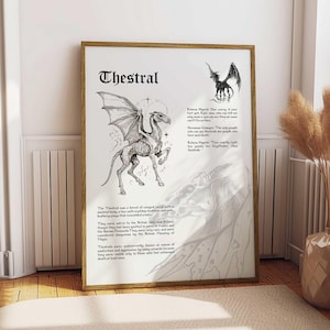 Könnte beinhalten: Gerahmter Druck mit einer schwarz-weißen Illustration eines Thestrals, einer geflügelten Kreatur mit skelettartigem Körper. Der Druck enthält Text, der die Merkmale und den Ursprung des Thestrals detailliert beschreibt.