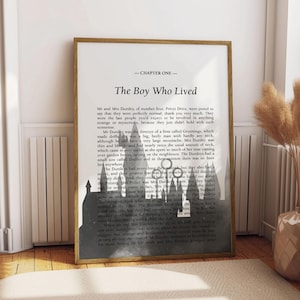 Può includere: Un'immagine in bianco e nero di una copertina di libro con il titolo "The Boy Who Lived" e una silhouette di un castello sullo sfondo. Il testo sulla copertina è tratto dal primo capitolo del libro di Harry Potter.