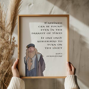 Puede incluir: Una cita imprimible de Albus Dumbledore, un personaje ficticio de la serie Harry Potter. La cita dice: "La felicidad se puede encontrar incluso en los momentos m&aacute;s oscuros, si uno solo recuerda encender la luz." La cita est&aacute; impresa en texto negro sobre un fondo blanco con una ilustraci&oacute;n de dibujos animados de Albus Dumbledore.