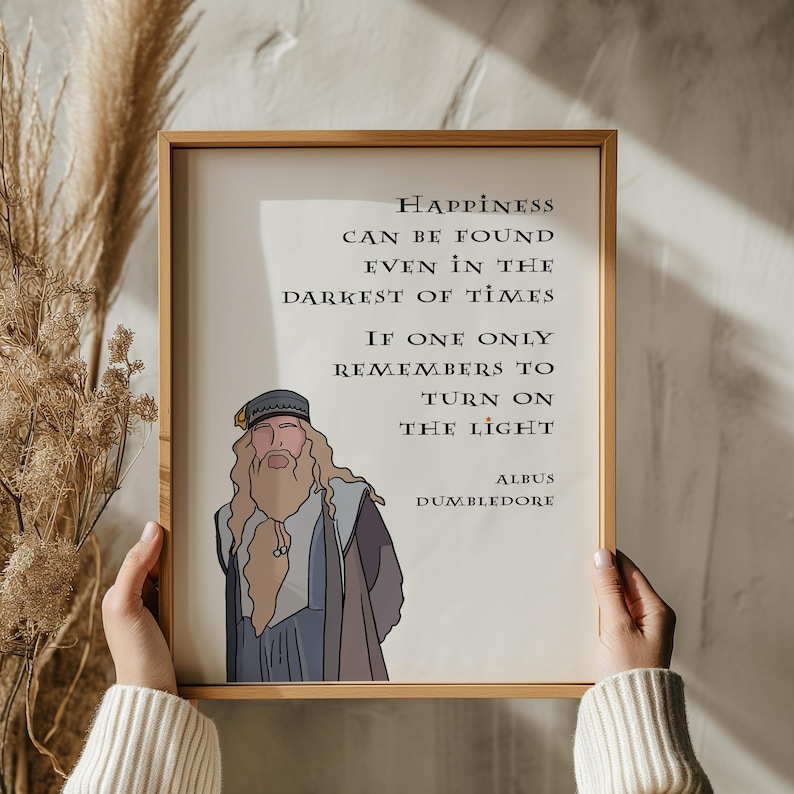 Puede incluir: Una cita imprimible de Albus Dumbledore, un personaje ficticio de la serie Harry Potter. La cita dice: "La felicidad se puede encontrar incluso en los momentos m&aacute;s oscuros, si uno solo recuerda encender la luz." La cita est&aacute; impresa en texto negro sobre un fondo blanco con una ilustraci&oacute;n de dibujos animados de Albus Dumbledore.