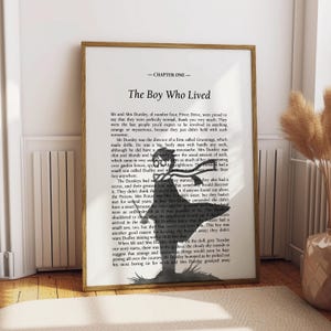 Puede incluir: Una silueta en blanco y negro de un niño con gafas y una cicatriz en forma de rayo en la frente, superpuesta a una página del libro "Harry Potter y la piedra filosofal". El texto en la página dice "El niño que vivió".