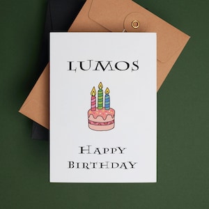 Cartão de aniversário para impressão - Velas de bolo de aniversário com pingente de luz - Cartão de aniversário divertido da Magic School