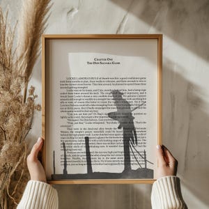 Può includere: Un'immagine in bianco e nero di una pagina di libro con il testo "Capitolo Uno: Il Gioco del Don Salvara" e una silhouette di una persona che viene strangolata. Il testo sulla pagina descrive un gioco di fiducia e le regole del gioco.