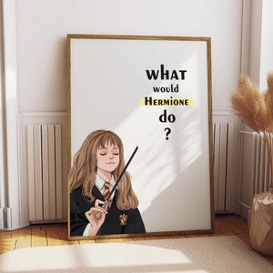Puede incluir: Un póster enmarcado con la ilustración de un personaje sosteniendo una varita, con el texto "WHAT would HERMIONE do ?" en negro y amarillo. El personaje lleva una túnica negra y una corbata a rayas.
