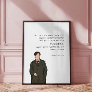 Może przedstawiać: Czarno-biały plakat z cytatem do wydrukowania z kreskówkową ilustracją mężczyzny w garniturze. Cytat brzmi: "To jakość własnych przekonań decyduje o sukcesie, a nie liczba obserwujących." Cytat przypisuje się Remusowi Lupinowi.