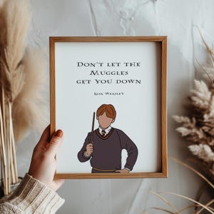 Puede incluir: Una cita imprimible de la serie Harry Potter con Ron Weasley. La cita dice "No dejes que los muggles te desanimen." La cita est&aacute; impresa en texto negro sobre un fondo blanco. Una ilustraci&oacute;n de dibujos animados de Ron Weasley se muestra sosteniendo una varita.
