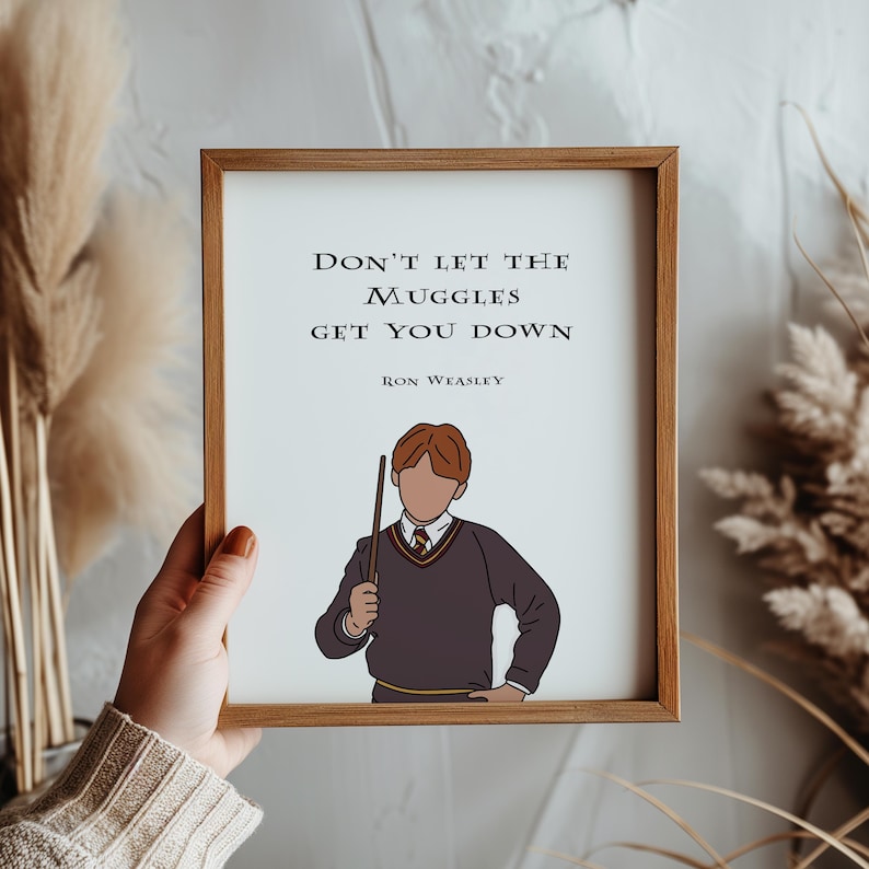 Puede incluir: Una cita imprimible de la serie Harry Potter con Ron Weasley. La cita dice "No dejes que los muggles te desanimen." La cita est&aacute; impresa en texto negro sobre un fondo blanco. Una ilustraci&oacute;n de dibujos animados de Ron Weasley se muestra sosteniendo una varita.