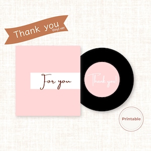 Puede incluir: Una funda de disco de vinilo rosa con las palabras "For you" en una fuente manuscrita. Un disco de vinilo negro está al lado de la funda, con una etiqueta rosa y las palabras "Thank you!" en blanco. Una pancarta marrón dice "Thank you Vinyl ver".