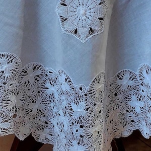 Obrus z batystu vintage 135×165 cm • Nieużywana bawełna w kolorze śnieżnobiałym • Ręcznie robiona koronka klockowa • Elegancka pościel stołowa vintage • Jakość pamiątkowa