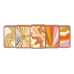 Op de afbeelding: Vijf rechthoekige trays met retro-ontwerpen. Elke tray heeft een ander patroon, waaronder wervelende lijnen, een zonnestraal en abstracte vormen in tinten oranje, geel en roze. De trays hebben een bruine rand.