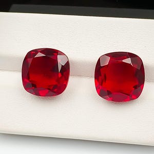 Granaat edelsteen in kussenvorm, diep helderrood van kleur en 13 mm groot, voor het maken van gepersonaliseerde sieraden | in het laboratorium vervaardigde gefacetteerde granaatsteen