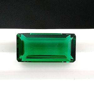 Smeraldo taglio baguette sfaccettato, creato in laboratorio / Dimensioni: 9 x 18 mm, purezza AAA impeccabile
