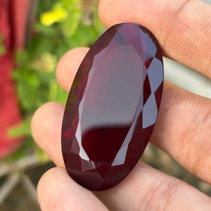 Stor oval slipad djupröd granat ädelsten för trådlindning och hängenstillverkning (47 x 25 mm)