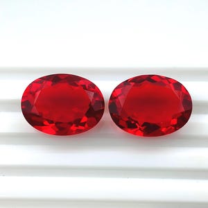 Rubí rojo brillante, impecable, talla ovalada facetada, gema creada en laboratorio, calibrada en varios tamaños de 10 x 14 mm a 15 x 20 mm.