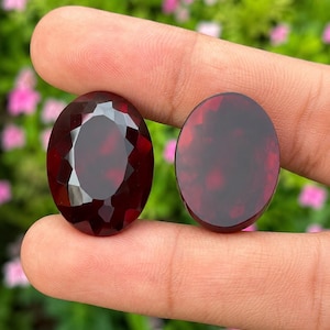 Granatfasetterad oval platt ädelsten - 25 x 18 mm labtillverkad granatsten för tillverkning av hängen eller specialprojekt