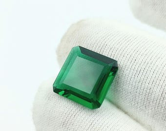 Pierre précieuse taille émeraude 12 mm. , pierre de naissance vert émeraude non fixée