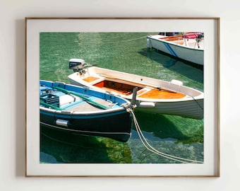 Italiaanse kustprint: kleurrijke vissersboten, strandhuisdecor (digitale download)