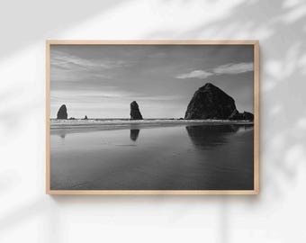 Impresión en blanco y negro de Haystack Rock: Cannon Beach, costa de Oregón (descarga digital)