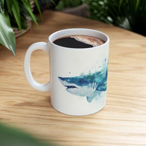Kubek do kawy z rekinem, akwarela, unikatowy kubek do herbaty z oceanicznym zwierzęciem, naczynia do picia z dziką przyrodą morską, wystrój kuchni nadmorskiej, prezent z podwodnym stworzeniem