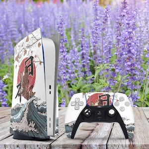 Puede incluir: Una consola PlayStation 5 blanca y un mando con un diseño de inspiración japonesa que presenta un pez koi, olas y flores de cerezo. La consola y el mando tienen un fondo blanco con detalles en negro y rojo.
