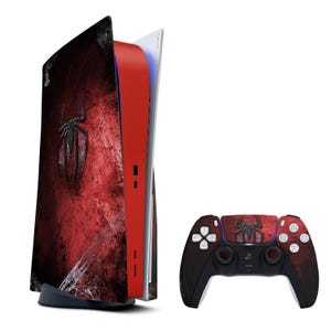 Puede incluir: Una consola PlayStation 5 roja y negra con un diseño de Spider-Man. La consola está de pie y tiene un mando a juego con el tema de Spider-Man.