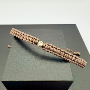 Handgeknüpftes Makramee Armband aus braunem Segelseil mit Brillant in Goldfassung