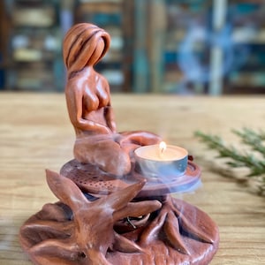 Meditationsfigur mit Wurzeln. Räucherteller