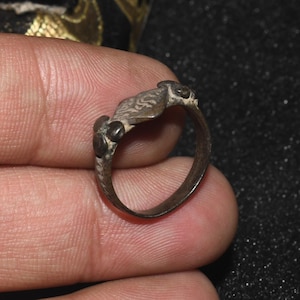 Autentico anello antico romano in argento massiccio, in buone condizioni, con certificato di autenticità.