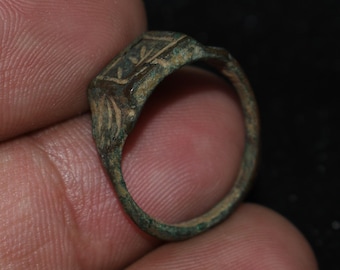 Authentic Ancient Roman Bronze ring with Engraved Bezel in good Condition