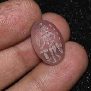 Authentic Ancient Greco Roman Amethyst Stone Intaglio Seal in good Condition