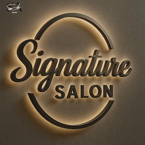 K&ouml;nnte beinhalten: Beleuchtetes "Signature Salon" Schild. Das Schild zeigt die W&ouml;rter "Signature" in einer kursiven Schriftart &uuml;ber "Salon" in einer Blockschrift. Das Schild ist von einem kreisf&ouml;rmigen Design mit warmem, leuchtendem Licht umgeben.