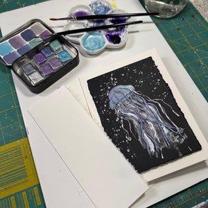 Original Aquarell Karte mit glitzernder Qualle auf schwarzem Van Gogh Aquarellpapier.   Einzigartige Blanko-Karte.  (1) Original Kunstkarte